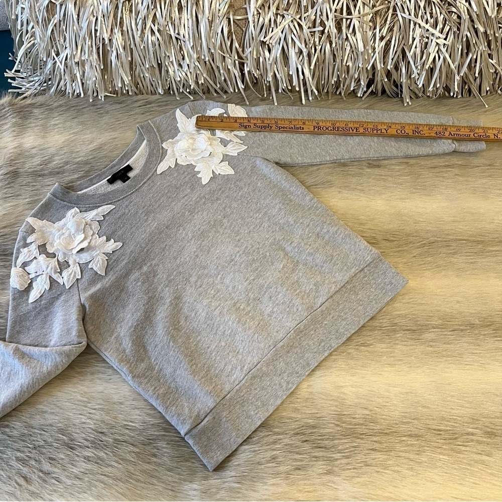 J. CREW Gray Long Sleeve White Floral Shoulders Crewneck XS Sweatshirt Cropped - Picture 6 of 11